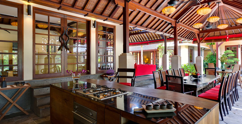 Villa San - Breezy kitchen and dining